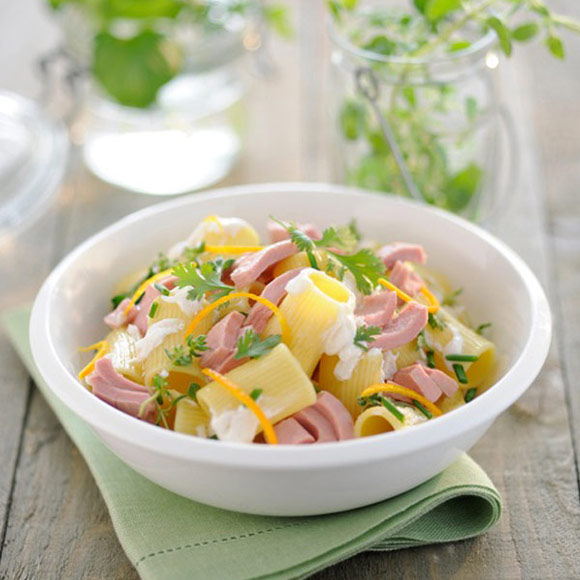 Maccheroni mit Thunfisch, Ricotta und mediterranen Küchenkräutern ...